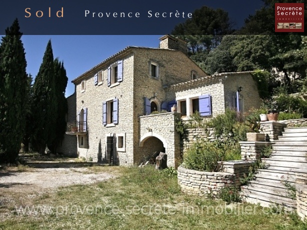 Stone villa with swimming pool for sale in Provence Ménerbes